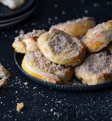 Apfel-Pudding-Schnecken mit Streuseln