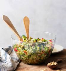 Insalata di broccoli, peperoni rossi e pinoli