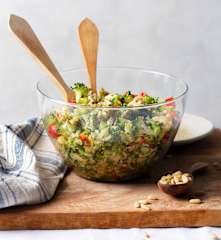 Kırmızı Biberli ve Kabak Çekirdekli Çiğ Brokoli Salatası