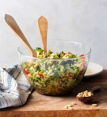 Σαλάτα μπρόκολο με κόκκινες πιπεριές και κουκουνάρι