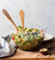 Brokkolisalat mit Pinienkernen