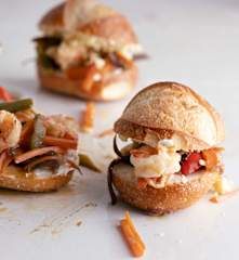 Kanapki z rumienionymi warzywami i krewetkami