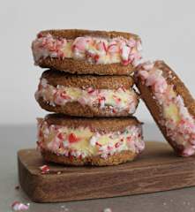 Sándwich de galleta de navidad con helado de vainilla
