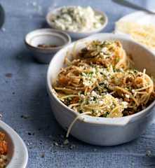 Pasta de verano con salsa de palomitas a las hierbas