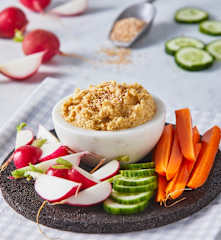 Verduras con hummus de ajonjolí