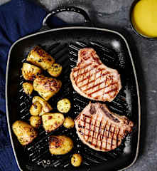 Costeletas de porco em sous-vide com molho de abacaxi e batatas assadas