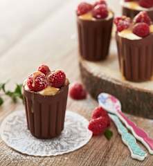 Vasitos de chocolate con nata de flan y salsa de toffee