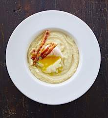 Uova barzotte su purea di sedano rapa con bacon croccante