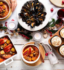 Menú: Mejillones con salsa maltesa. Caldereta de dorada y marisco. Postre de cítricos
