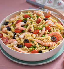 Ensalada de pasta y vegetales con langostinos