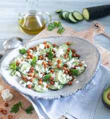 Ensalada de pepino con aguacate y garbanzos crujientes
