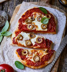 Pinsa mit Mozzarella und Oliven