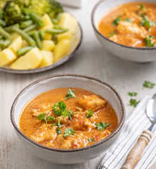 Kurczak w sosie paprykowym z ziemniakami, brokułami i fasolką