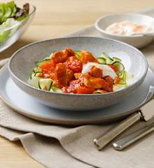 Paprikahendlgulasch mit Zucchinibandnudeln (XXL)