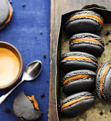 Macarons charbon-café