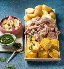 Papas con costillas y piñas