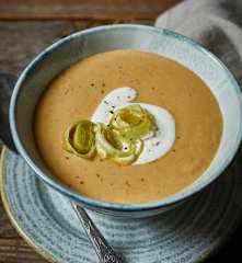 Rahmsuppe von Pfifferlingen mit gebratenem Porree
