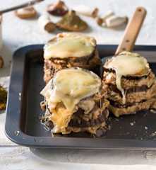 Milhojas de berenjena con paté ibérico, setas y Torta del Casar