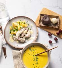 Menu: Creme de legumes, Frango com batata e ervilhas e Vulcões de chocolate