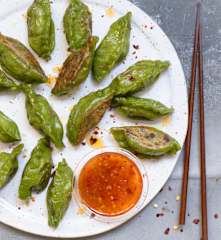 Gyozas grillés aux épinards et sauce sweet chili