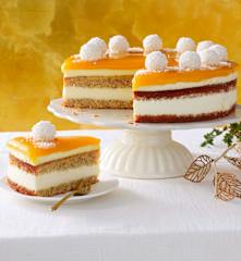 Kokos-Sahnetorte mit Mangospiegel