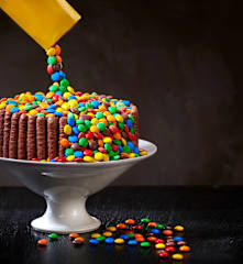 Gravity cake con confetti colorati
