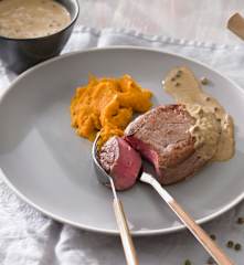 Solomillo de ternera con puré de batata y salsa a la pimienta verde al vacío