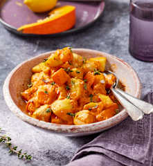 Kürbis-Tomaten-Gemüse mit Bratwurstklößchen und Kartoffeln