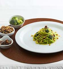 Spaghetti broccoli e noci
