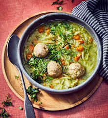 Winter-Weißkohlsuppe mit Bratwurstklößchen