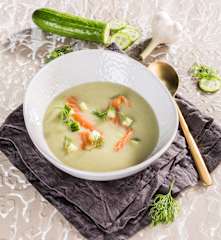 Gurken-Erdäpfel-Dill-Suppe mit Räucherlachs