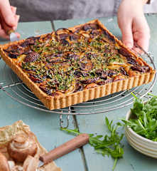 Quiche au blé complet, champignons et herbes