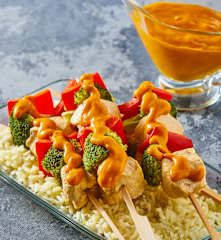 Brochetas de pollo con arroz y salsa de mango