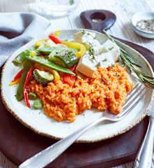 Tomaten-Paprika-Reis mit Sommergemüse und Feta