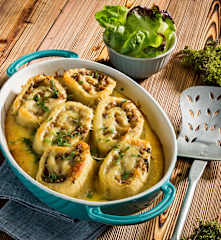 Überbackene Erdäpfelroulade mit Eierschwammerlfülle