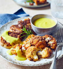 Blumenkohl mit veganer Hollandaise und Knusperkartoffeln