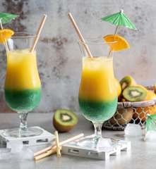 Warstwowy drink z kiwi i sokiem pomarańczowym