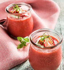 Kalte Paradeiser-Erdbeer-Suppe mit Basilikumcreme