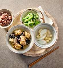 晚餐（木耳蒸鸡、姜汁介兰、白扁豆莲子百合汤）