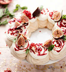 Couronne de pavlova avec coulis de framboises, figues et grenade