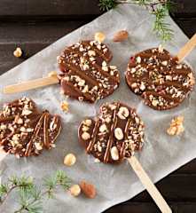 Piruletas de manzana con chocolate y toffee