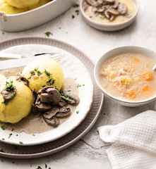 Zuppa di crauti e panini con salsa ai funghi