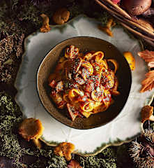 Tagliatelle con ragù di salsiccia e funghi