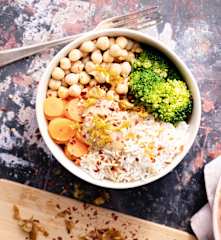 Bowl de garbanzos con salsa de cacahuate (vegano)
