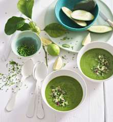 Gaspacho de pepino e rúcula com cornichons e hortelã