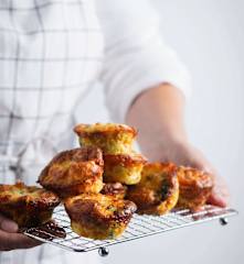 Wytrawne jajeczne mini frittaty z brokułami i boczkiem