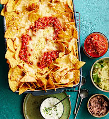 Überbackene Nachos mit viererlei Dips