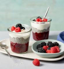 Chiapudding mit Vanillejoghurt und Beerenkompott