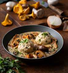 Schwammerlragout mit Semmelknödeln
