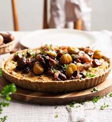 Slaný koláč se žampióny, kaštany a brusinkami